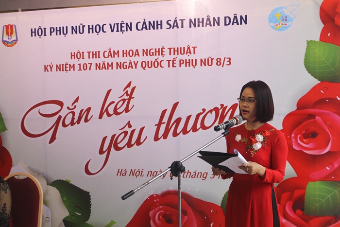 Thiếu tá Bùi Thị Diệp Nga, Chủ tịch Hội phụ nữ Học viện CSND phát biểu khai mạc Hội thi